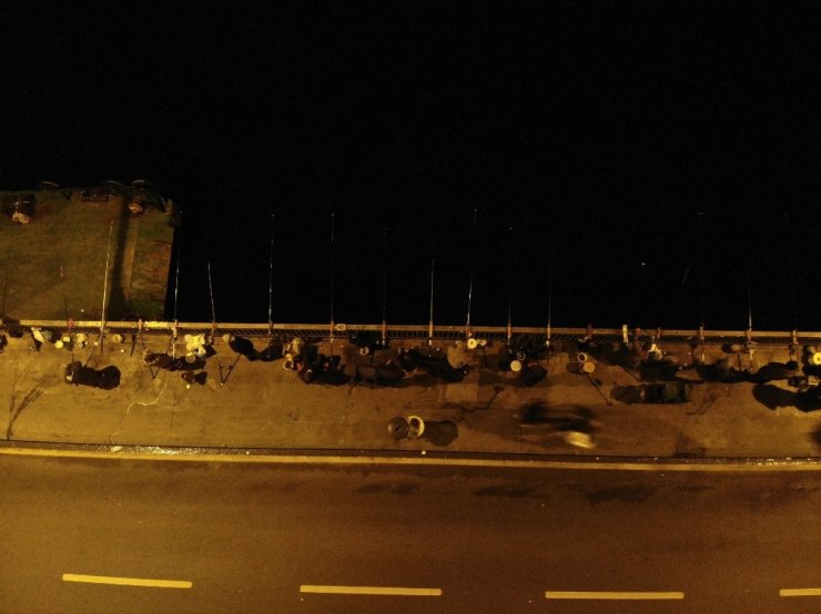 Galata köprüsünde olta balıkçılarının yoğunluğu havadan görüntülendi