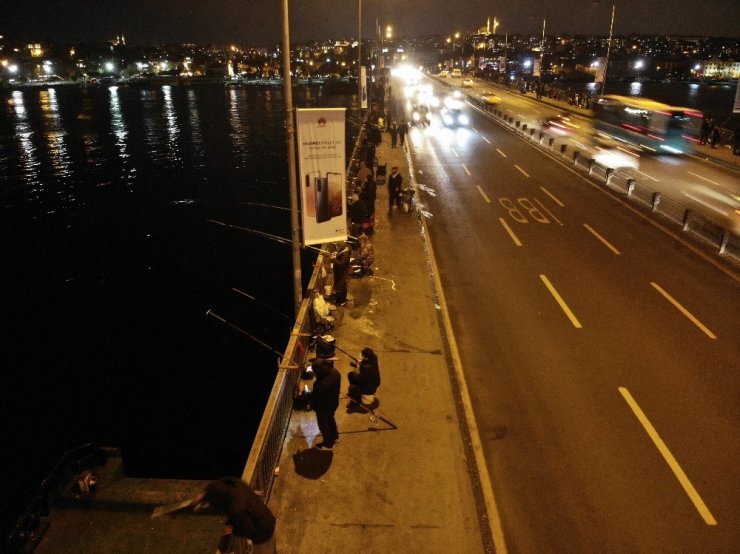 Galata köprüsünde olta balıkçılarının yoğunluğu havadan görüntülendi