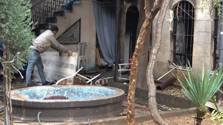3 ailenin birlikte kaldığı ev küle döndü