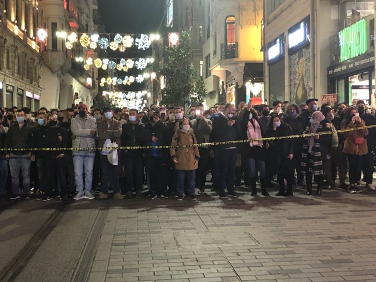 Taksim’de bir pasajın ikinci katına çıkan şahıs elindeki jiletle intihara kalkıştı