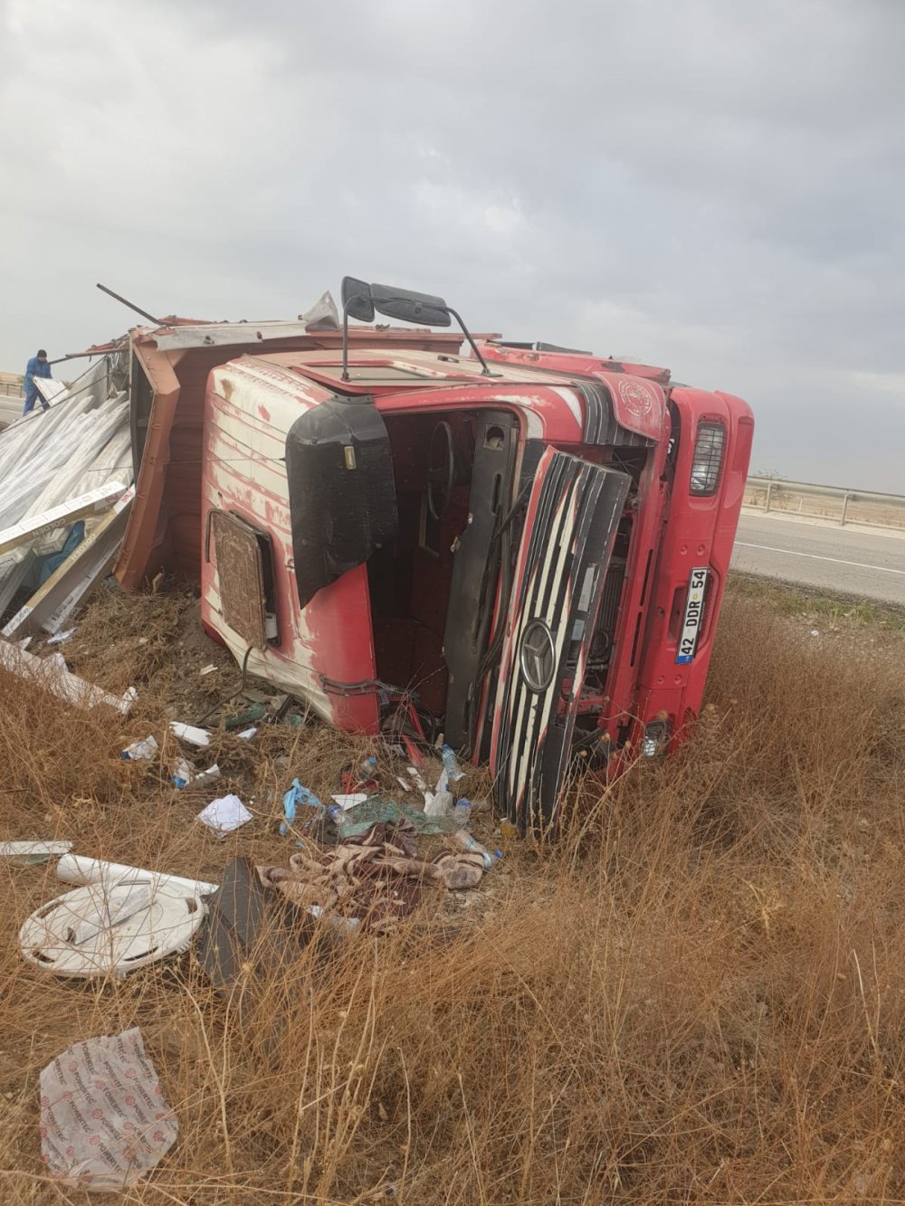 Konya Kulu'da kamyon şarampole devrildi! 2 yaralı