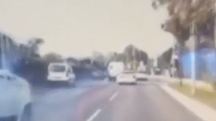 Bursa’da trafiği böyle tehlikeye düşürdü...Makas atan otomobil kamerada