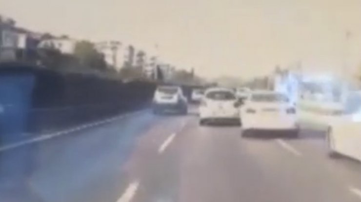 Bursa’da trafiği böyle tehlikeye düşürdü...Makas atan otomobil kamerada