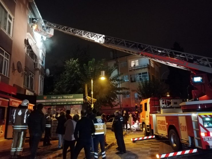 Maltepe’de üç katlı binada çıkan yangında can pazarı: 15 kişi kurtarıldı