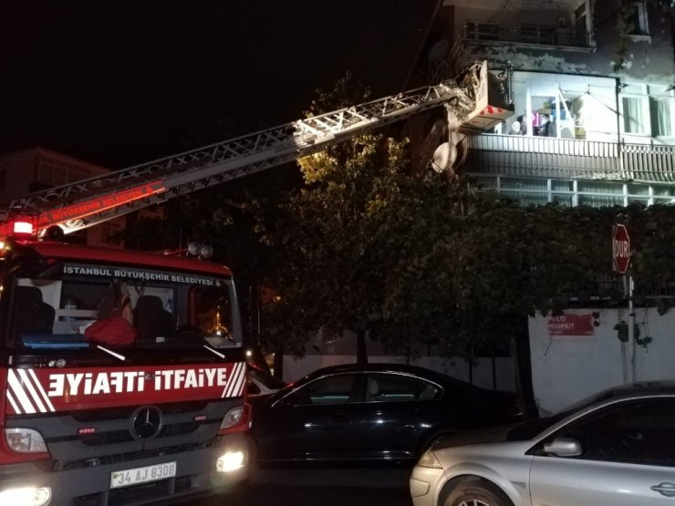 Maltepe’de üç katlı binada çıkan yangında can pazarı: 15 kişi kurtarıldı