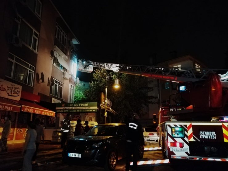 Maltepe’de üç katlı binada çıkan yangında can pazarı: 15 kişi kurtarıldı