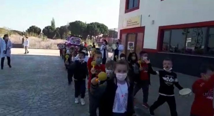 Zorbalığa hayır demek için okulda yürüyüş yaptılar