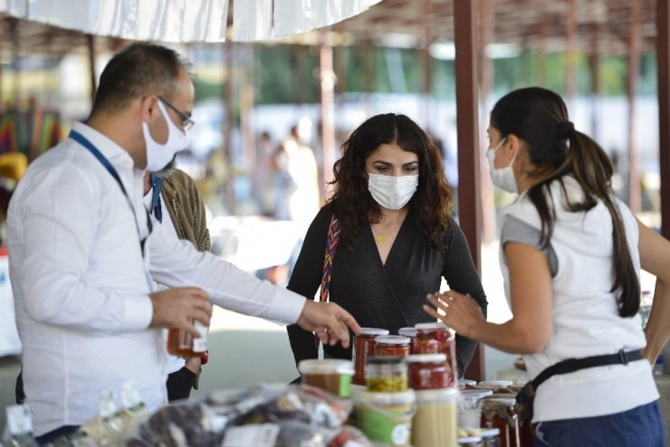 Muratpaşa Belediyesi’nin Üreten Eller Pazarına yoğun ilgi