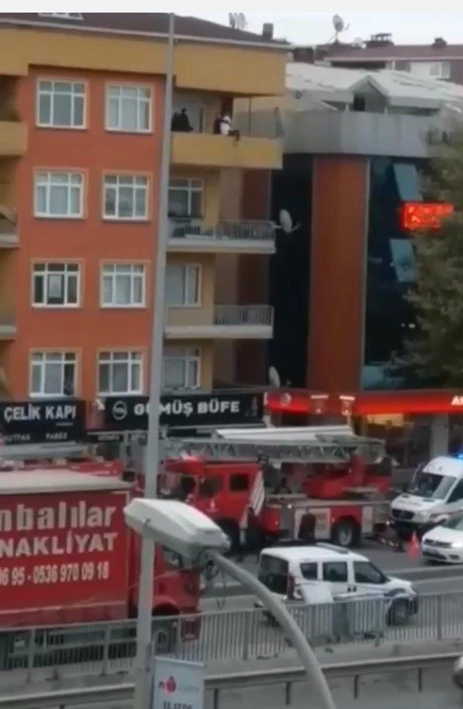 Polisin intihar etmek için balkona çıkan kadını kurtardığı anlar kamerada
