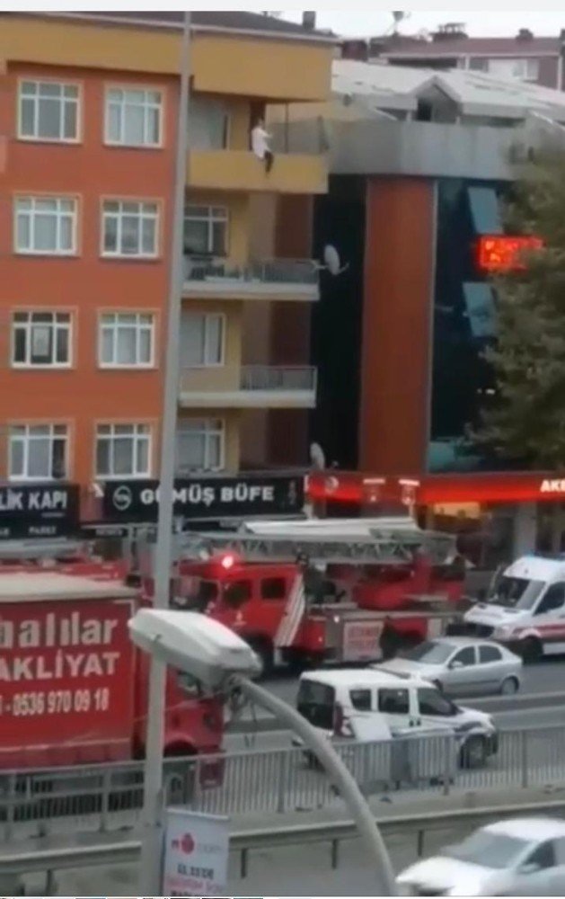 Polisin intihar etmek için balkona çıkan kadını kurtardığı anlar kamerada