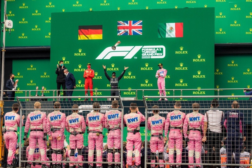 Formula 1 Türkiye Grand Prix'ini kazanan Hamilton'a kupasını TBMM Başkanı Şentop verdi
