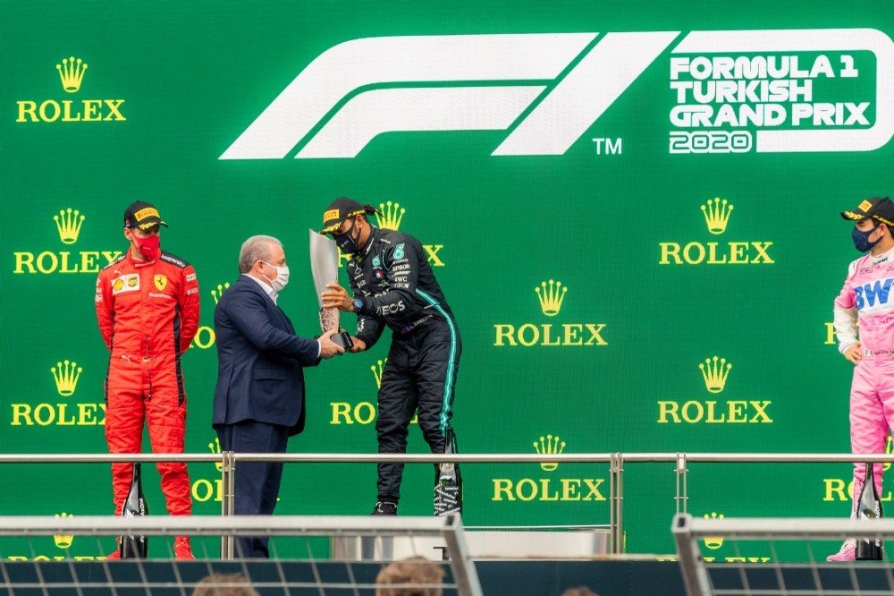 Formula 1 Türkiye Grand Prix'ini kazanan Hamilton'a kupasını TBMM Başkanı Şentop verdi