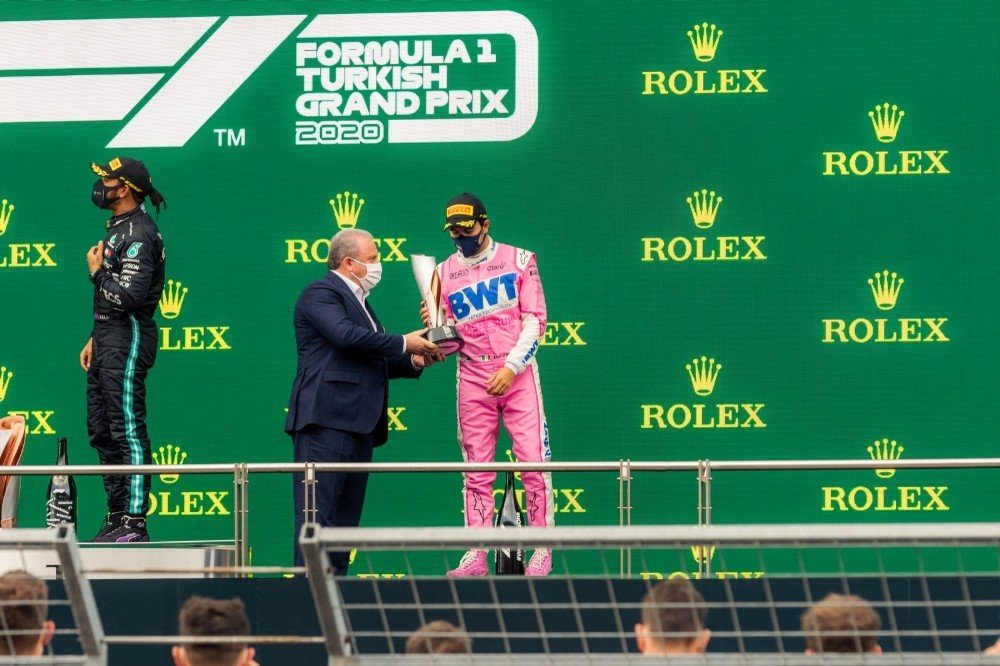Formula 1 Türkiye Grand Prix'ini kazanan Hamilton'a kupasını TBMM Başkanı Şentop verdi