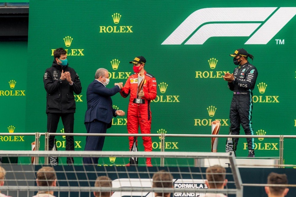 Formula 1 Türkiye Grand Prix'ini kazanan Hamilton'a kupasını TBMM Başkanı Şentop verdi