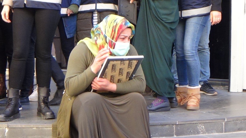 HDP’liler evlat nöbetindeki aileleri gerdi! Fenalaşan anneleri kadın polisler sakinleştirdi