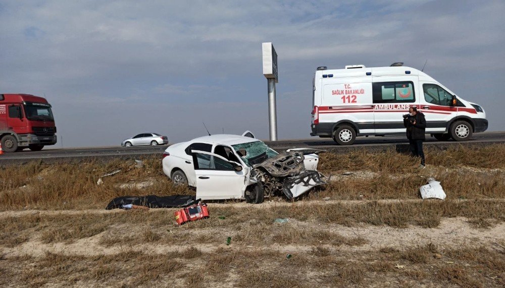 Konya'dan Aksaray'a giden otomobil tıra arkadan çarptı! 1 ölü 1 ağır yaralı