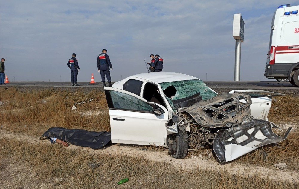 Konya'dan Aksaray'a giden otomobil tıra arkadan çarptı! 1 ölü 1 ağır yaralı