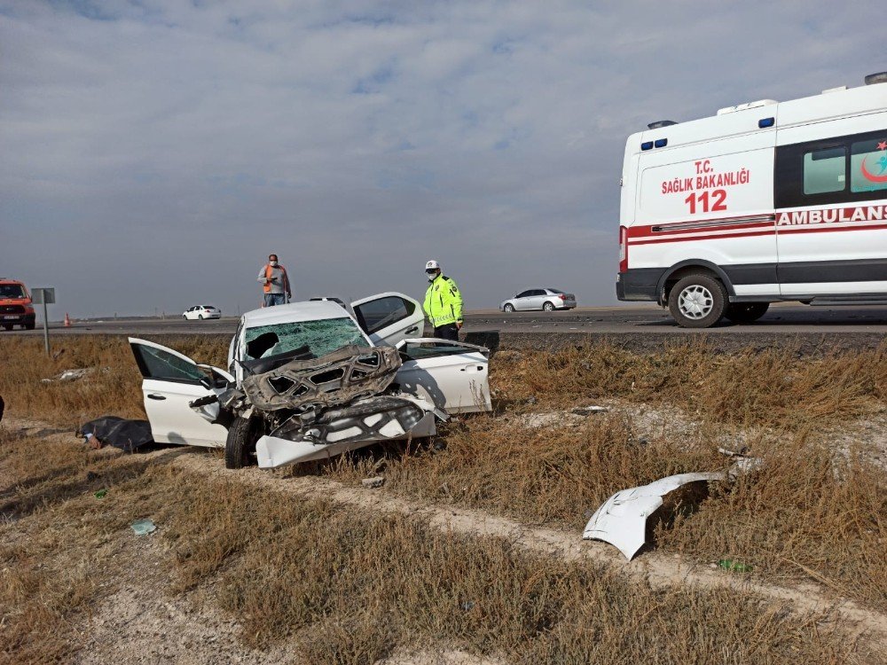 Konya'dan Aksaray'a giden otomobil tıra arkadan çarptı! 1 ölü 1 ağır yaralı
