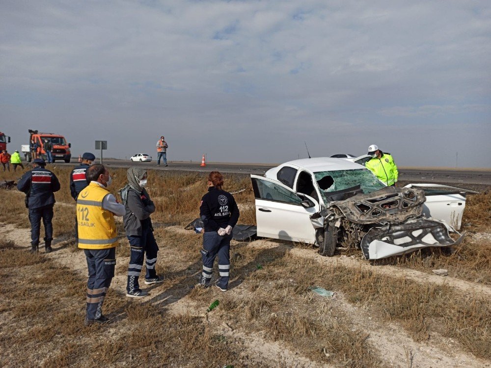 Konya'dan Aksaray'a giden otomobil tıra arkadan çarptı! 1 ölü 1 ağır yaralı