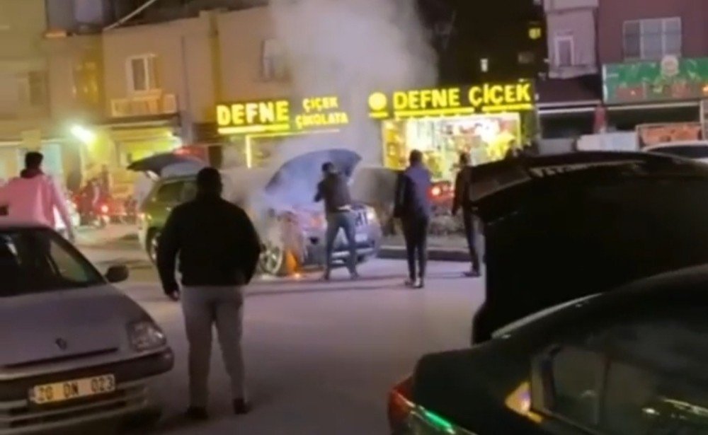 Lüks otomobil seyir halinde alev alev yandı! Canını zor kurtardı