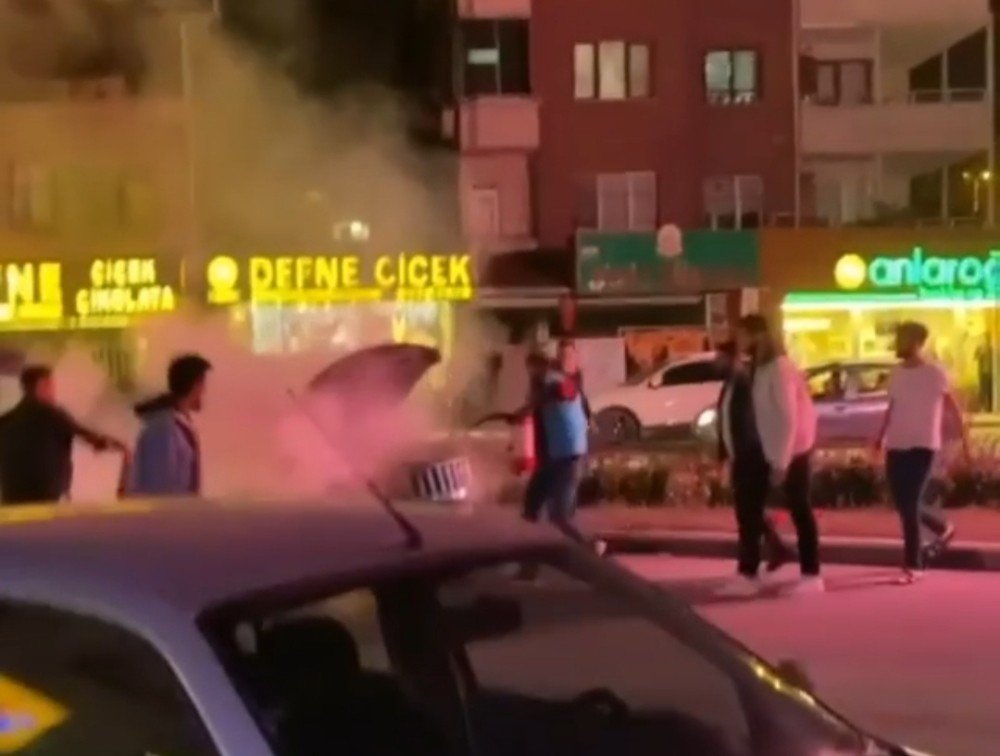 Lüks otomobil seyir halinde alev alev yandı! Canını zor kurtardı