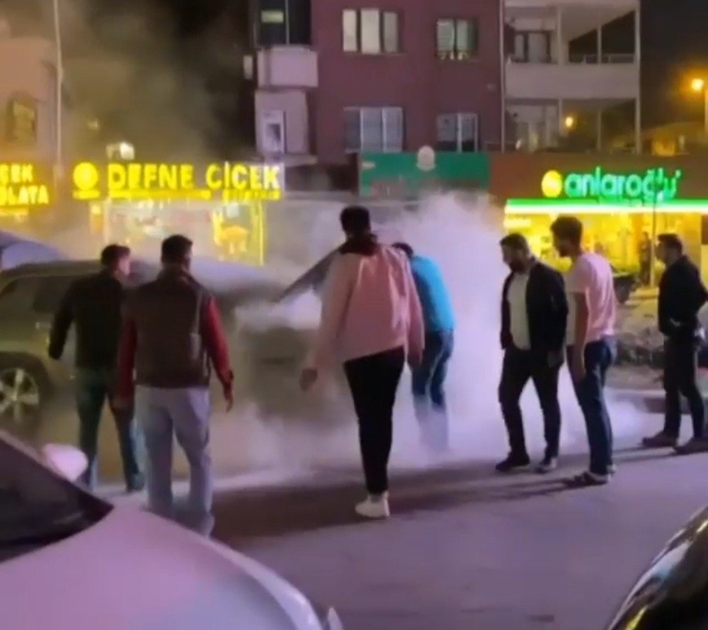 Lüks otomobil seyir halinde alev alev yandı! Canını zor kurtardı
