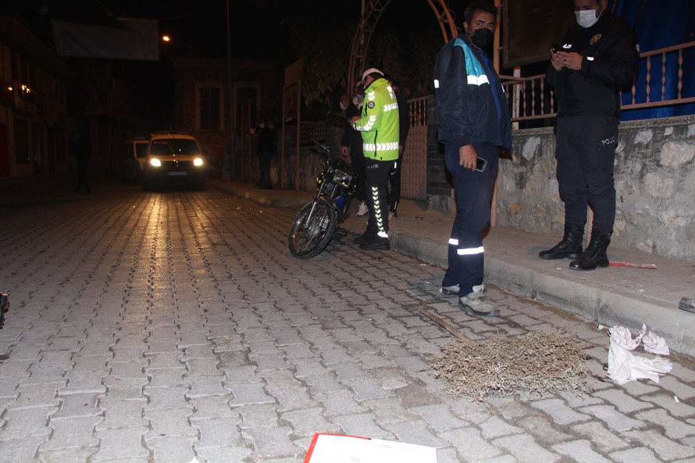 Motosiklet belediye temizlik işçisine çarptı! 2 yaralı