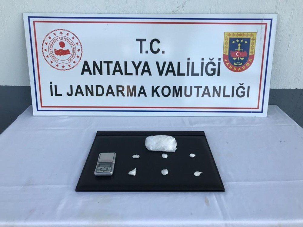 Antalya'da satmak için beklettiği uyuşturucuyu çeyiz sandığında saklayan şahıs yakalandı