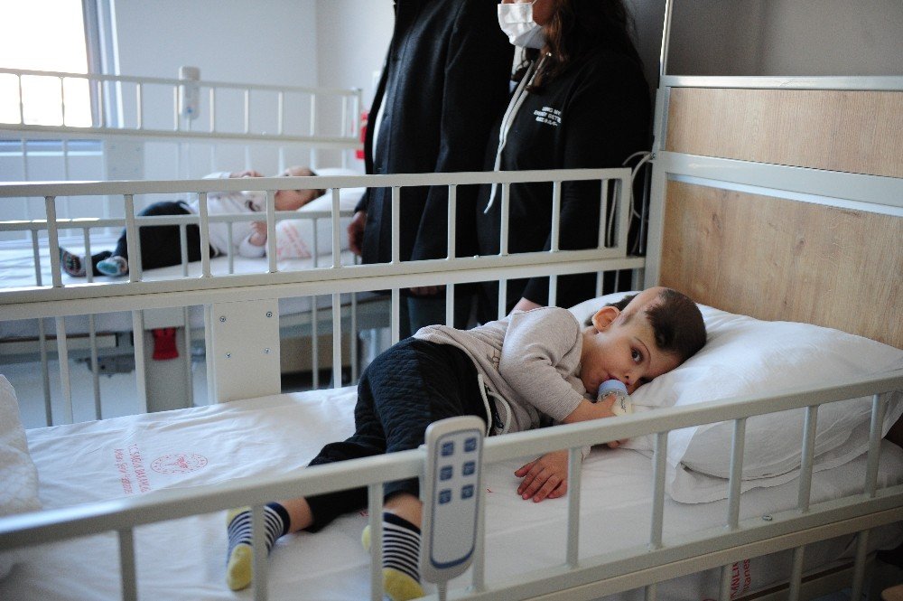 Londra’da ayrılan siyam ikizlerinin tedavisi Türkiye’de devam ediyor