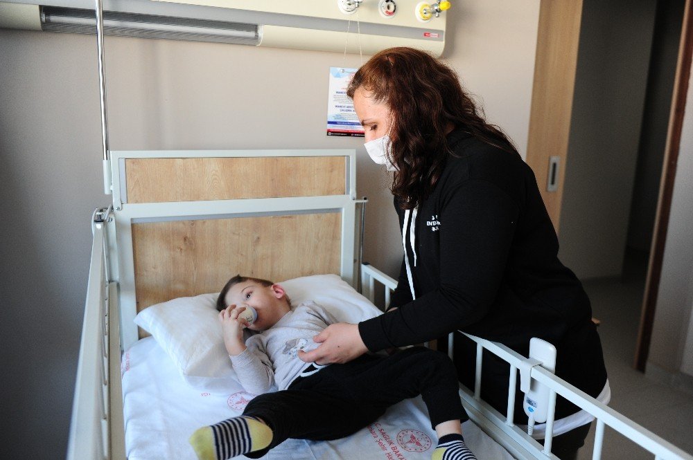 Londra’da ayrılan siyam ikizlerinin tedavisi Türkiye’de devam ediyor