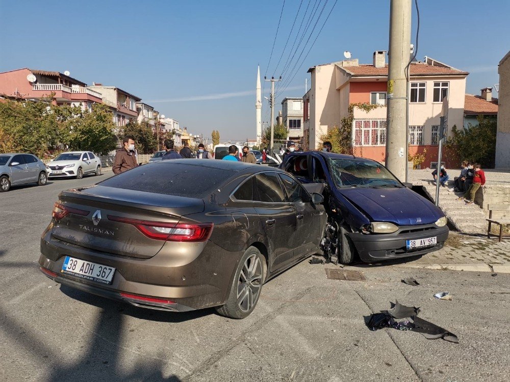 Otomobille direk arasında sıkışan otomobilde yaralanan hamile kadın hastaneye kaldırıldı