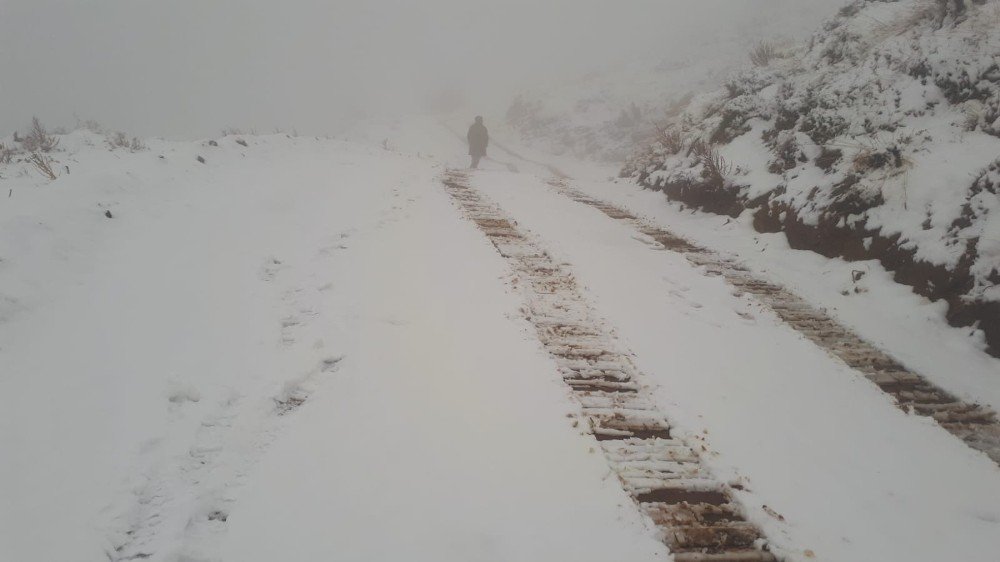 Alaşehir'e mevsimin ilk karı yağdı