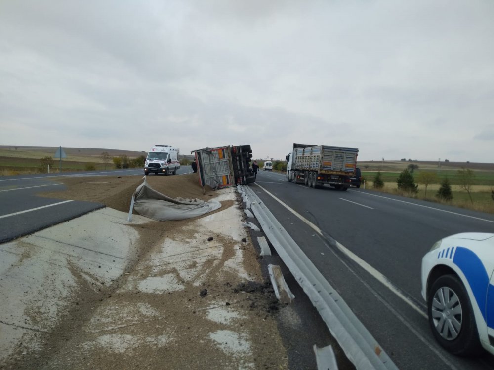 Konya'da tır devrildi! Tonlarca buğday yola savruldu