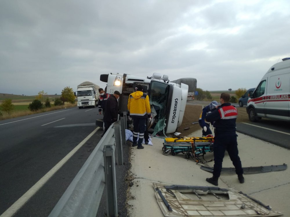 Konya'da tır devrildi! Tonlarca buğday yola savruldu