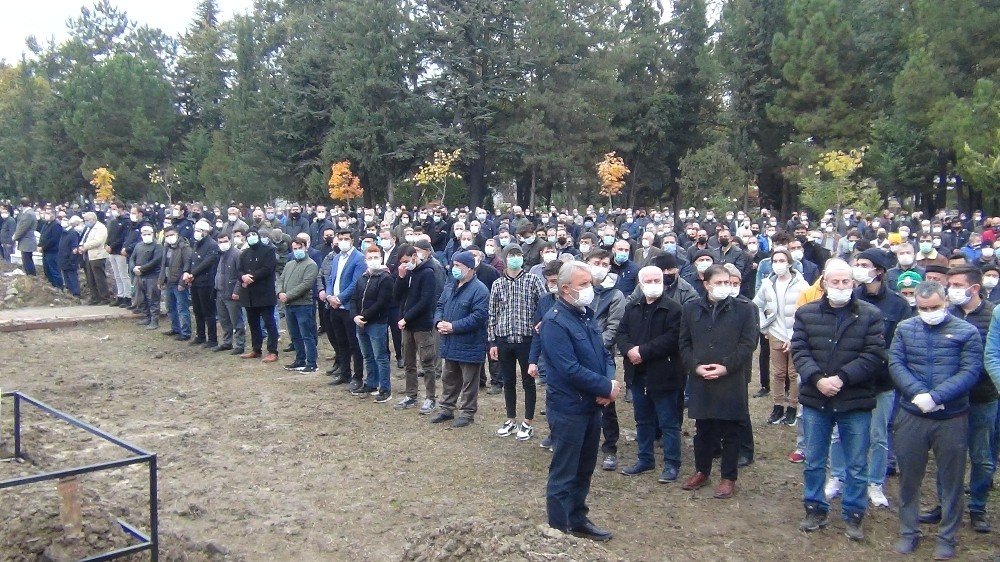 Kovide yenik düşen 48 yaşındaki işadamını binlerce kişi uğurladı