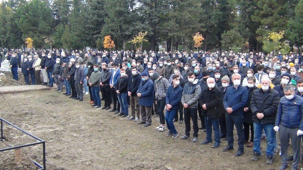 Kovide yenik düşen 48 yaşındaki işadamını binlerce kişi uğurladı