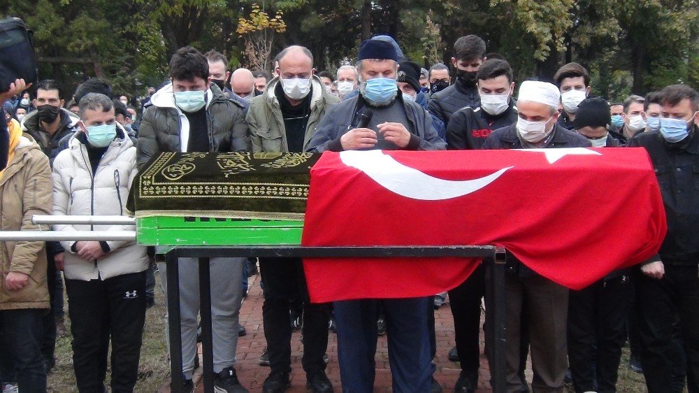 Kovide yenik düşen 48 yaşındaki işadamını binlerce kişi uğurladı