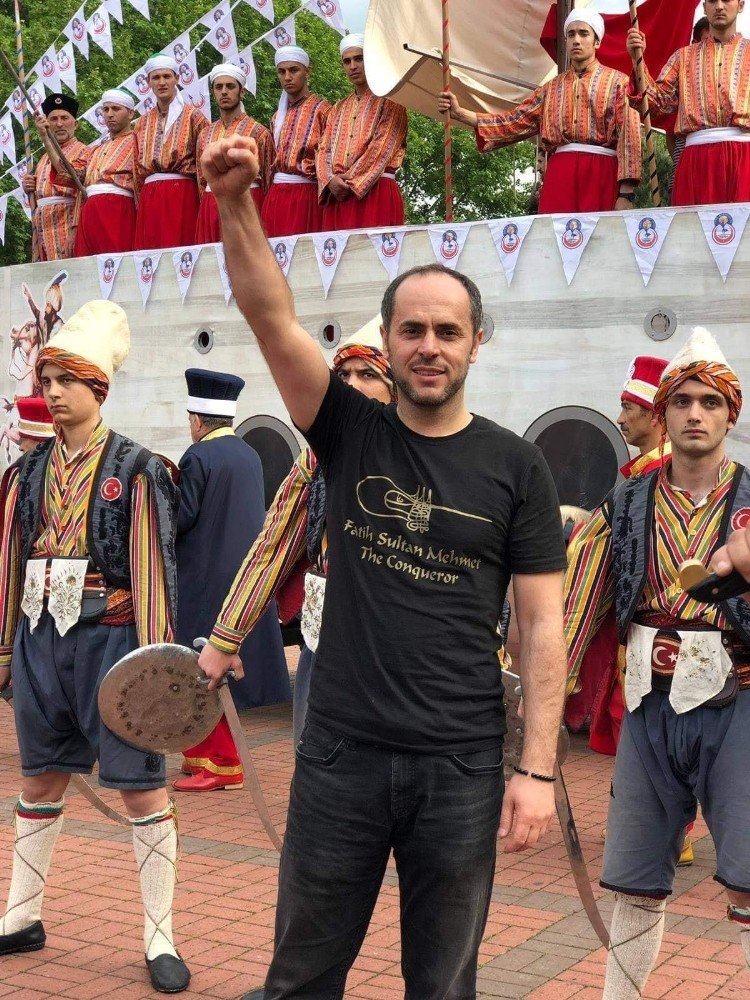 Kovide yenik düşen 48 yaşındaki işadamını binlerce kişi uğurladı