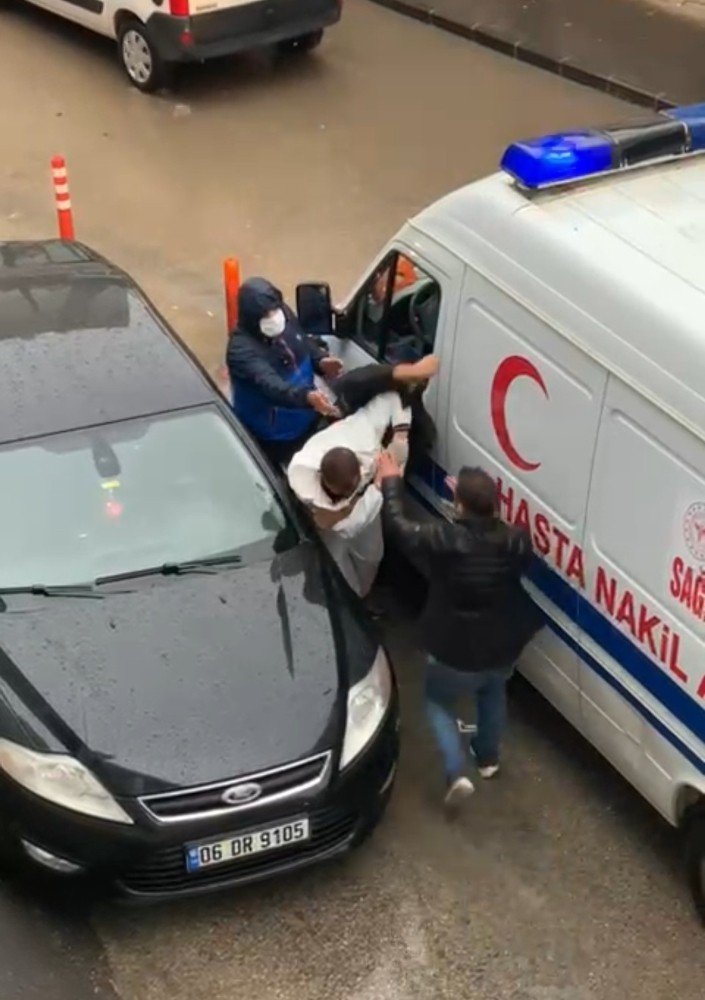 ’Polisim’ diyerek ambulans şoförünü darp eden emlakçı yakalandı