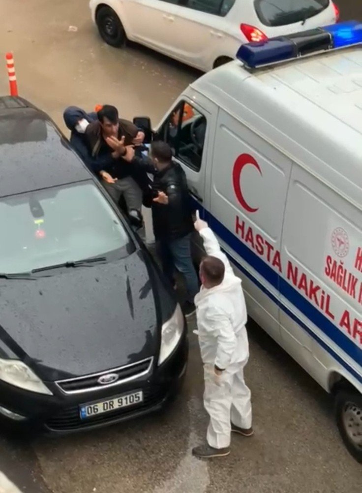 ’Polisim’ diyerek ambulans şoförünü darp eden emlakçı yakalandı