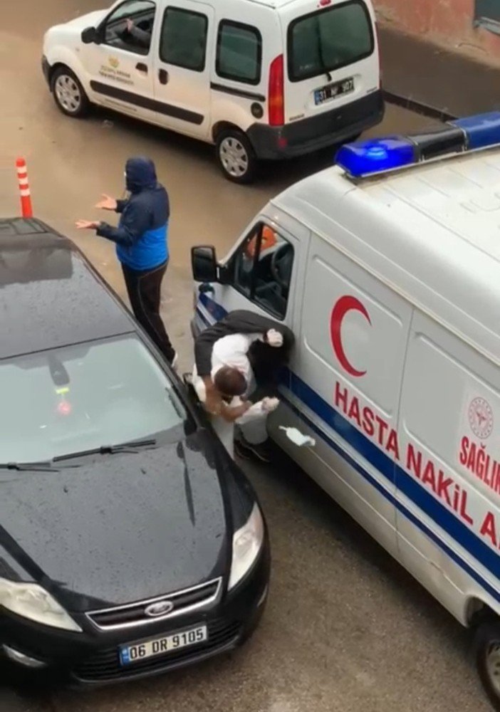 ’Polisim’ diyerek ambulans şoförünü darp eden emlakçı yakalandı
