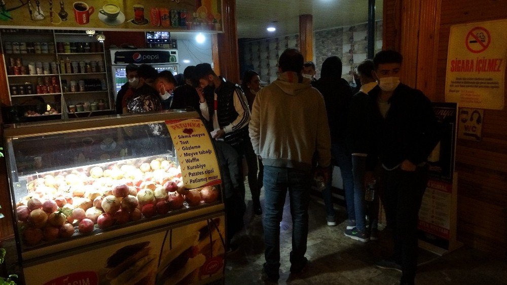 Yasak başladı! Müşteri dolu kafeler tek tek boşaltıldı