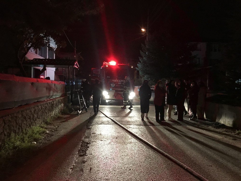 Sokağa çıkma kısıtlamasından hemen önce çıkan yangın mahalleliyi sokağa döktü