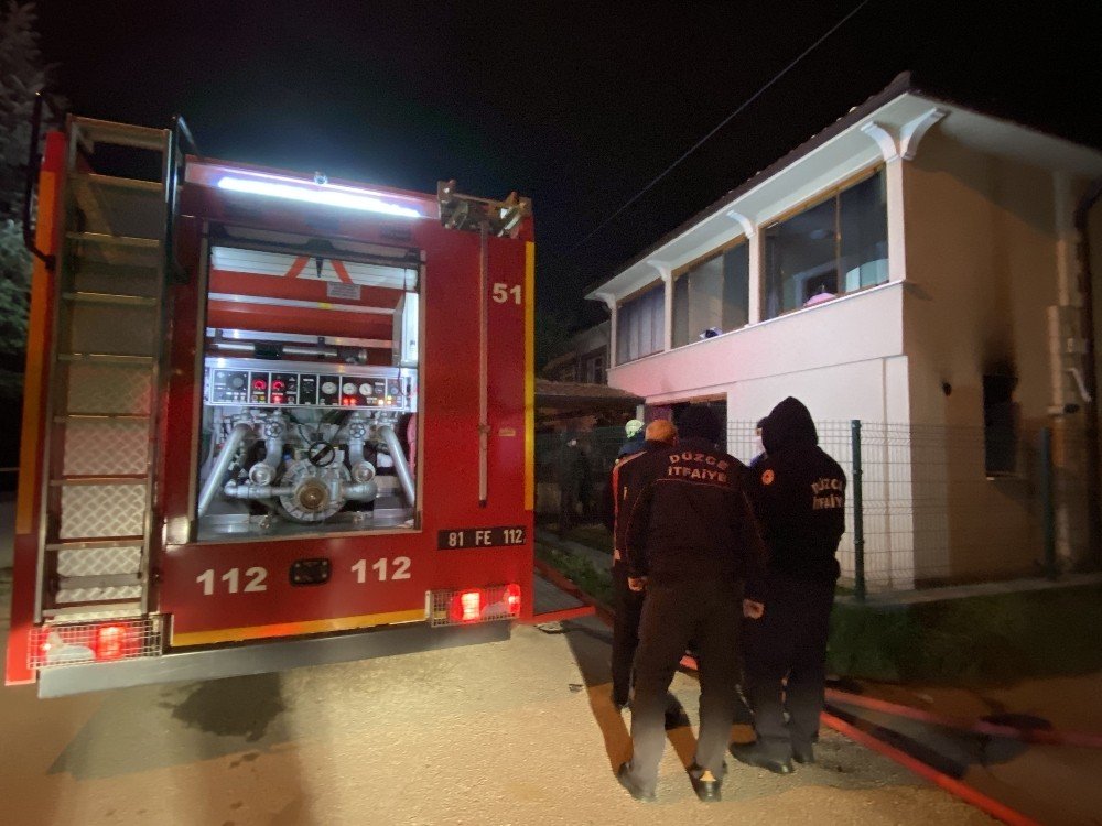 Sokağa çıkma kısıtlamasından hemen önce çıkan yangın mahalleliyi sokağa döktü