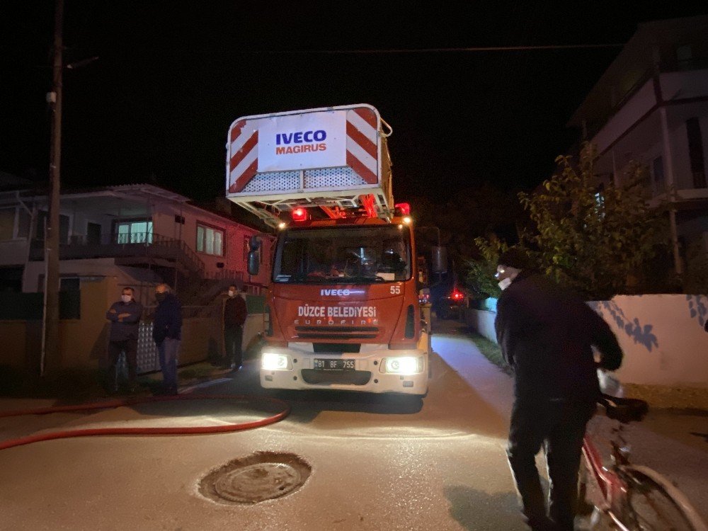 Sokağa çıkma kısıtlamasından hemen önce çıkan yangın mahalleliyi sokağa döktü