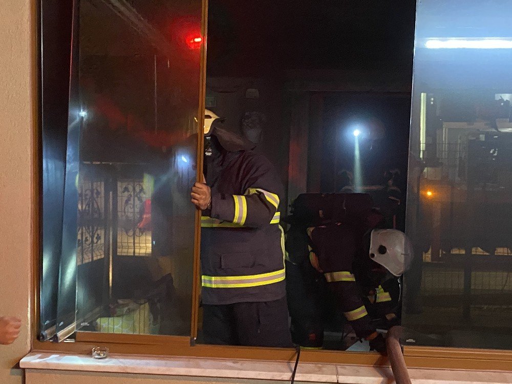 Sokağa çıkma kısıtlamasından hemen önce çıkan yangın mahalleliyi sokağa döktü