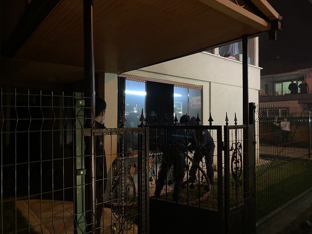 Sokağa çıkma kısıtlamasından hemen önce çıkan yangın mahalleliyi sokağa döktü