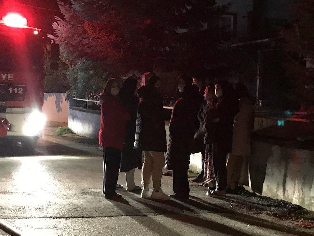 Sokağa çıkma kısıtlamasından hemen önce çıkan yangın mahalleliyi sokağa döktü