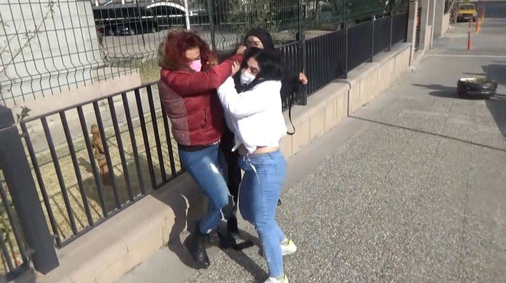 Uyuşturucu satarken suçüstü yakalandı! Yakınları kadın muhabiri darp etti