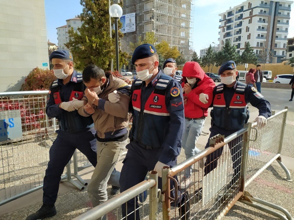 Uyuşturucu satarken suçüstü yakalandı! Yakınları kadın muhabiri darp etti